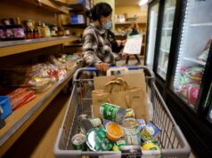 Os pagamentos do SNAP congelam, incertos à medida que as filas dobram nas despensas de alimentos da Bay Area