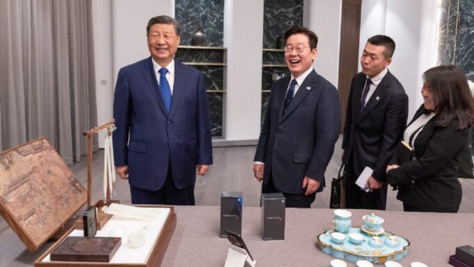 Xi-Jinping-Reuters-Lee-Jae-Myung-Xiaomi-Phones-2025-11-f9a152d3764104bfc4f836d97f104595-16x9.jpg