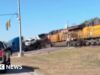 Momento trem colide com caminhão que transportava veículo no Texas