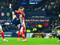 O chute de cabeça de McTominay foi o terceiro melhor gol da noite na Escócia?