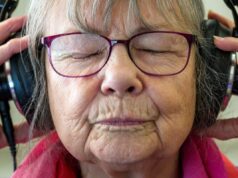 Ouvir música (especialmente adicionando este elemento) pode reduzir o risco de demência em cerca de 40%