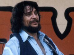Neste dia de 1980, Waylon Jennings alcançou o primeiro lugar com seu hit mais conhecido e a música tema de TV favorita de todos os bons e velhos garotos.