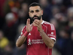 Mohamed Salah foi o único ponto positivo em outra derrota de pesadelo em Anfield