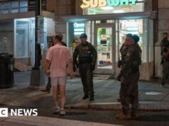 Sanduíche jogado por manifestante ‘explodiu’ e agente de fronteira manchado de mostarda, ouviu tribunal