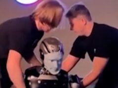 Robô russo de IA se enfrenta no palco durante estreia