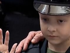 Menino que luta contra o câncer é empossado como chefe de polícia por um dia