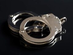 Mulher de Oakland é presa por supostamente chicotear criança com extensão