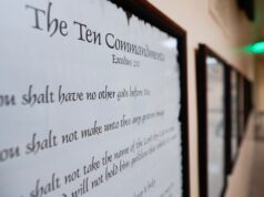 A lei do Texas que exige que as escolas exibam os Dez Mandamentos é considerada inconstitucional