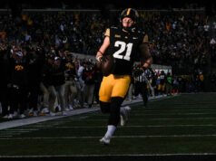 Caden Weitzen, do futebol de Iowa, aceitou um convite para o East-West Shrine Bowl