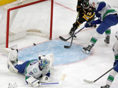 Liam Oehgren marcou o único placar na 7ª rodada dos pênaltis e os Canucks venceram os Bruins por 5-4.