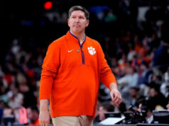 Clemson perdeu o guarda Zach Foster devido a uma lesão no final da temporada