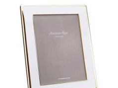 A marca amada pela falecida Rainha Elizabeth que é perfeita para presentear no Natal – desde a moldura fotográfica exata de £ 60 do monarca até moedores virais de sal e pimenta