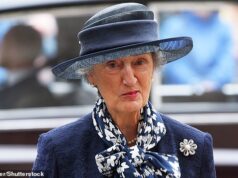 A amarga disputa racial que forçou a falecida Dama da Rainha em Espera a renunciar há três anos