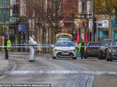 Centro da cidade de luxo isolado após ataque na madrugada deixa um homem com grave ferimento no peito e outro com ‘ferimentos que mudam sua vida’