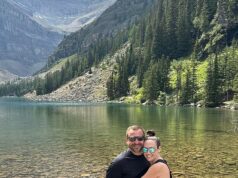 A brilhante carreira do CEO implode após uma viagem de primeira classe ao resort à beira-mar no Havaí