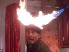 O diretor de Sozinho em Casa revela os segredos por trás das acrobacias selvagens do filme e a cena que ele temia que ‘matasse’ seus substitutos