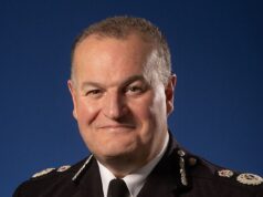 Meninas de dez anos pedem que policiais armados compareçam às festas de Hanukkah em Manchester em meio a relatos de pessoas celebrando abertamente o massacre de Bondi, enquanto o chefe de polícia alerta que “o intolerável se tornou normalizado”