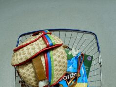 A primeira coleção de bolsas de £ 3,99 da BuzzBallz se esgota em 40 segundos: a linha de acessórios da marca Alcopop é um grande sucesso – e os criadores afirmam que cada bolsa vale £ 4.000