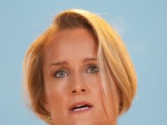 Como usar broche sem parecer com a vovó! À medida que o acessório tradicional retorna, os especialistas revelam truques para torná-lo fabuloso e não desalinhado