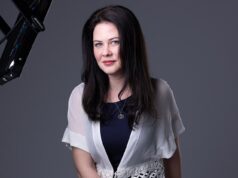 Eu era uma garota da Califórnia arrancada de minha vida totalmente americana e forçada à servidão da Arábia Saudita. Só havia uma fuga… mas significava arriscar tudo