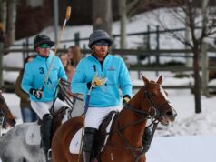 Príncipe Harry mostra suas habilidades de pólo em uma partida acirrada na neve de Aspen