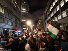 A polícia faz as primeiras prisões por pedir a intifada em uma manifestação pró-Palestina em repressão aos cantos de ‘Globalizar Intifada’ após o massacre de Bondi