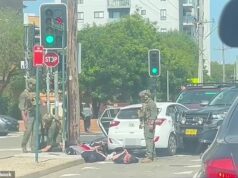 Momento dramático: policiais fortemente armados e camuflados cercam um grupo de homens que viajam para Bondi Beach como parte de uma misteriosa operação antiterrorista