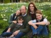 Príncipe William e Kate lançam cartão de Natal da família de 2025 com George, Charlotte e Louis, todos sorrindo entre narcisos em Norfolk