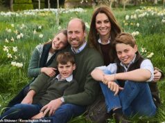 Príncipe William e Kate lançam cartão de Natal da família de 2025 com George, Charlotte e Louis, todos sorrindo entre narcisos em Norfolk