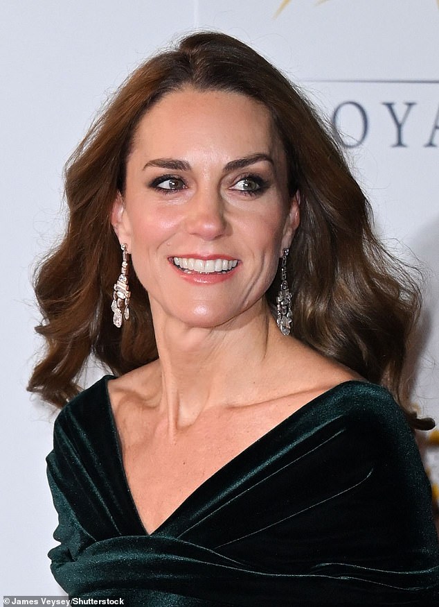 104838915-15323861-Kate_43_was_resplendent_as_she_returned_to_the_red_carpet_after_-a-30_1766177285075.jpg