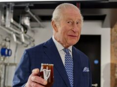 Rei Charles tira a cerveja ‘perfeita’ da Guinness no lançamento da nova cervejaria em Londres