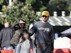 Ryan Gosling e Eva Mendes emergem para um raro passeio em família depois de voltarem da Inglaterra em meio a rumores de renovação de votos