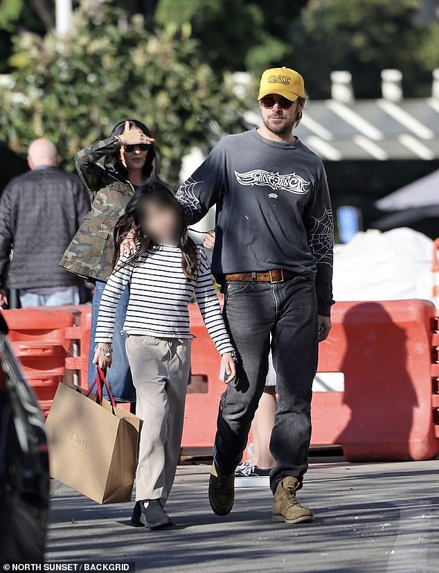 104851823-15396777-Ryan_Gosling_was_spotted_enjoying_a_rare_family_outing_with_wife-a-121_1766094271862.jpg