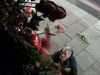 ‘Grinch da vida real’ flagrado em CCTV destruindo vitrine de Natal em restaurante sofisticado em Londres