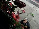‘Grinch da vida real’ flagrado em CCTV destruindo vitrine de Natal em restaurante sofisticado em Londres