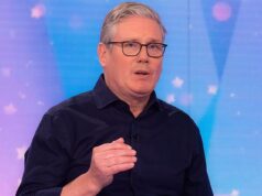 Os Conservadores e os Reformistas acusam os Trabalhistas de “ficar com medo” dos eleitores depois que os ministros de Keir Starmer abriram portas para 63 conselhos cancelarem as eleições de maio próximo