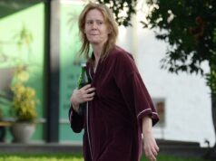 A-lister está irreconhecível no set de um programa de TV sobre acusado de assassino de pais