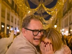 Amanda Holden começou a chorar enquanto Alan Carr lutava para confortá-la durante o comovente momento de Natal