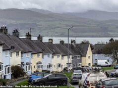 ESTA é a propriedade municipal mais bonita da Grã-Bretanha? Terraços multicoloridos com vistas deslumbrantes da costa agora valem £ 200 mil – mas os residentes NUNCA irão embora