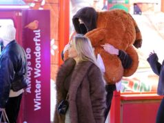 A nova namorada de Cole Palmer revelada enquanto o jogador da Inglaterra aproveita um encontro festivo no Winter Wonderland com uma especialista em beleza que se parece com sua ex Connie Grace