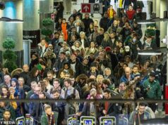 A grande escapadela de Natal começa: milhões de viajantes festivos regressam a casa na “Sexta-feira Frenética” com engarrafamentos, aeroportos “mais movimentados de sempre” e avisos de caos ferroviário