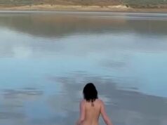 Maisie Williams fica nua e vai nadar nua com as amigas enquanto compartilha fotos atrevidas de uma viagem divertida à Sardenha