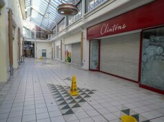 O shopping center mais triste da Grã-Bretanha: shopping em uma cidade ribeirinha vazio poucos DIAS antes do Natal, em uma acusação contundente à rua principal, enquanto moradores locais deprimidos dizem que é ‘lamentável’