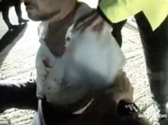 Momento em que um porteiro bêbado foi preso após morder o dedo de um outro convidado durante o casamento de seu melhor amigo