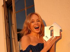 Kylie abre o Natal: Depois de 37 anos de tentativas, Minogue finalmente alcança o festivo número 1, à frente dos rivais Wham!