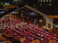 Famílias em fuga de Natal ficam presas em filas enormes em Dover enquanto o colapso da TI atinge o controle da fronteira francesa