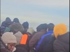 Momento em que migrantes desesperados usam tênis Nike para resgatar seu bote que está afundando enquanto ele cruza o Canal da Mancha