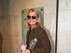 Zoe Ball agradece a seus ouvintes ao se despedir da Radio 2 durante seu último programa, após chegar animada ao estúdio da BBC