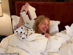 Kylie Minogue comemora seu primeiro single de Natal número 1 no Reino Unido em seu BED, marcando uma conquista histórica com uma noite saudável em