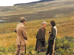 Jeffrey Epstein e Ghislaine Maxwell são mostrados na viagem fotográfica de Balmoral no último despejo de fotos